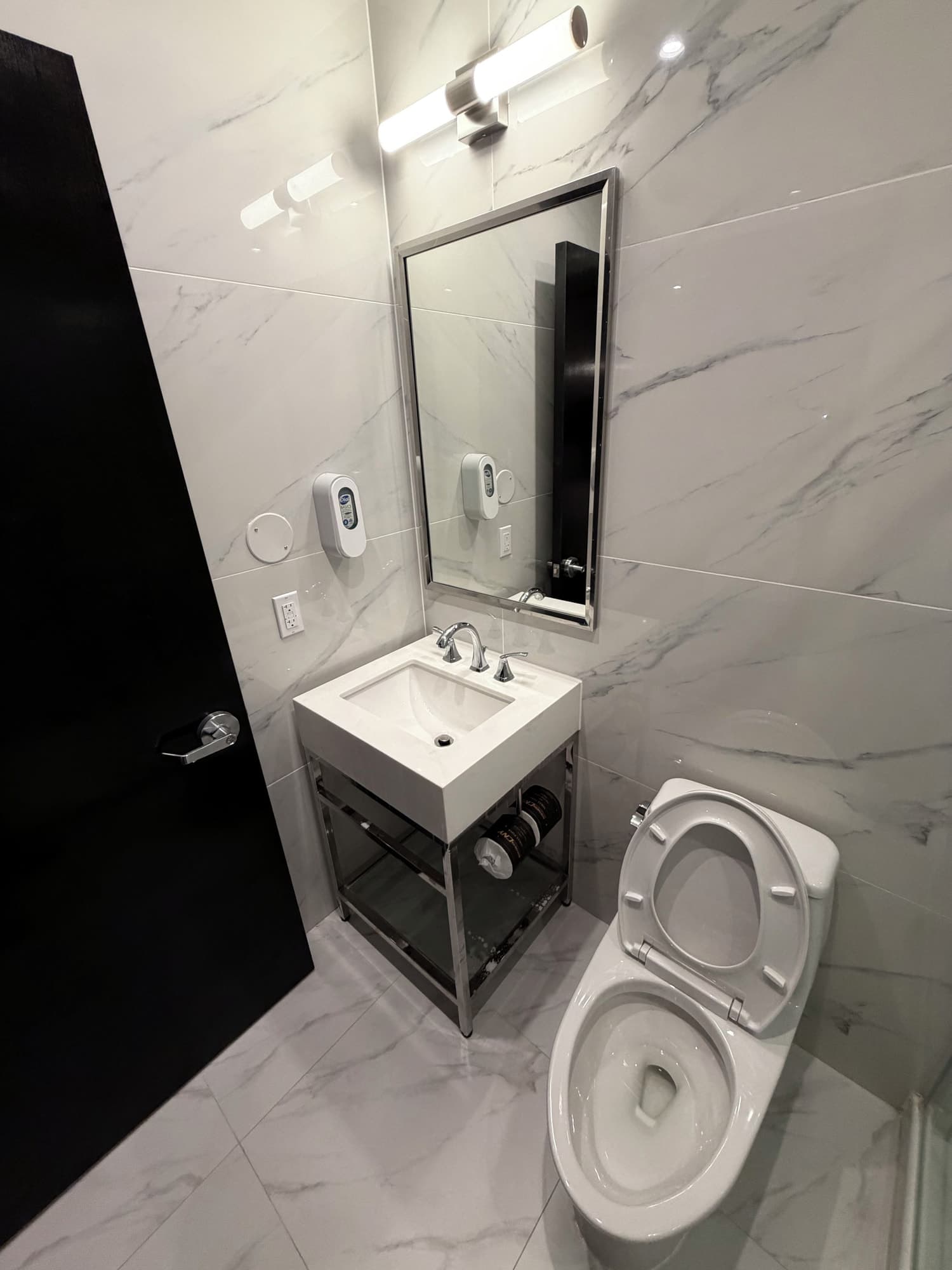 Lux Hotel LIC