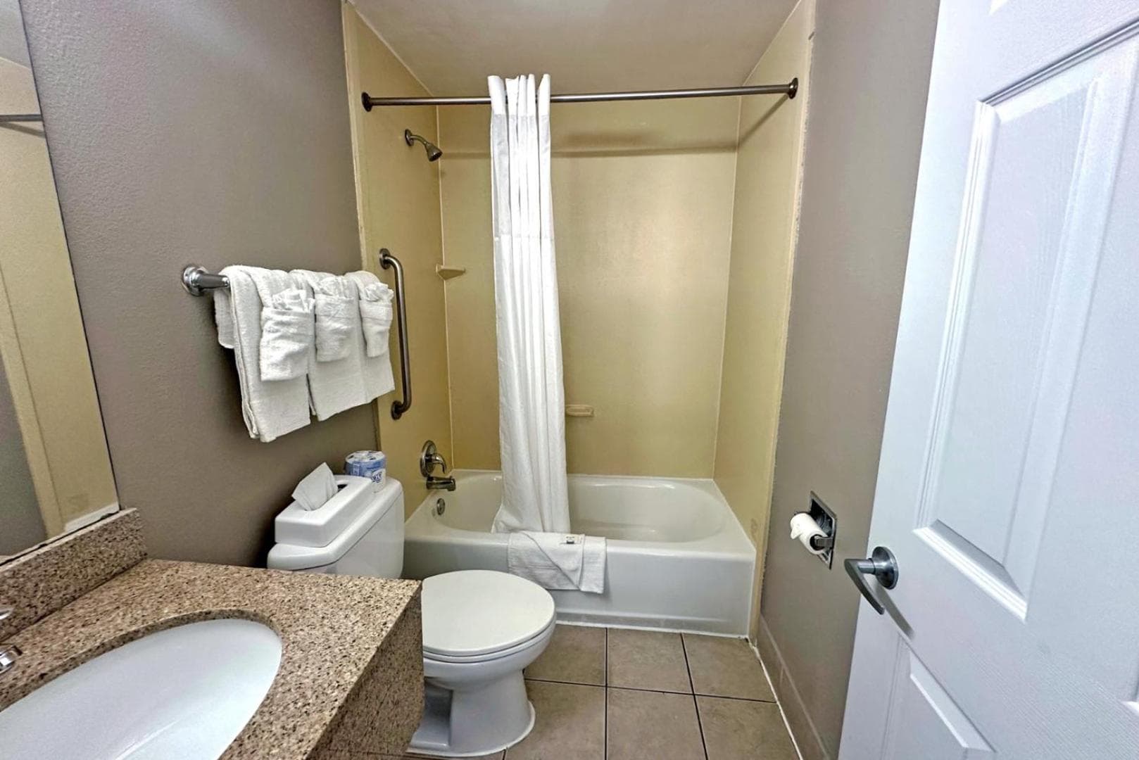 Red Carpet Inn - Stamford