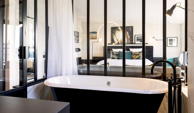 Hotel rooms with a private bathtub or Jacuzzi