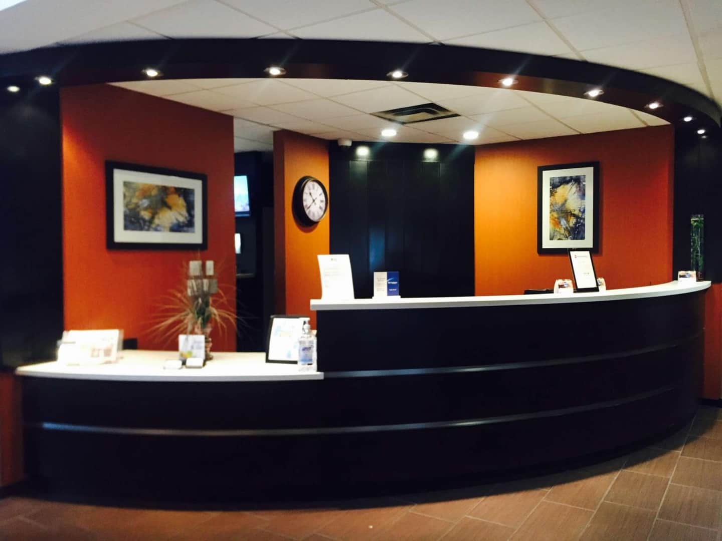 Hotel d’Lins Ontario Airport