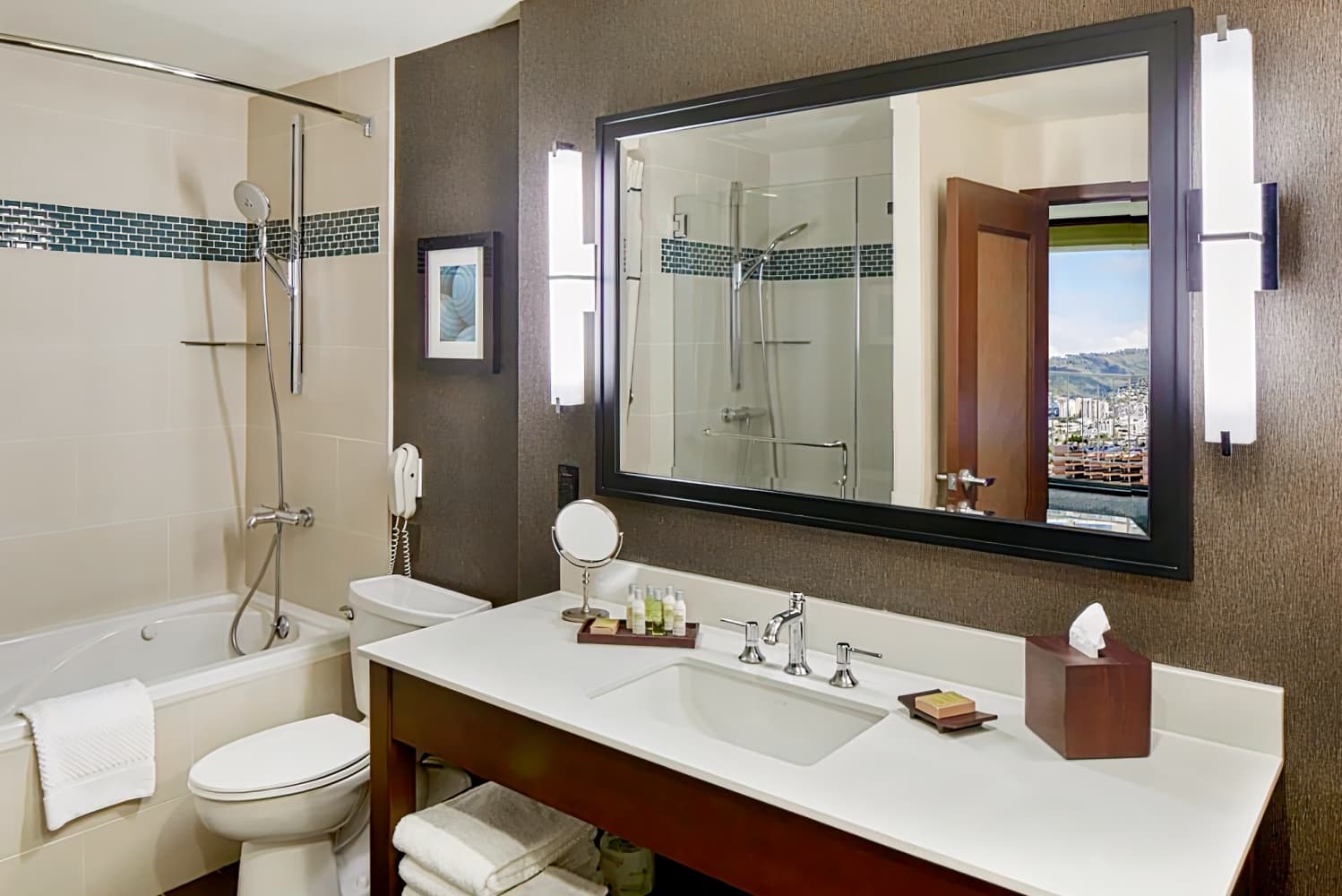 DoubleTree by Hilton Alana - Waikiki Beach