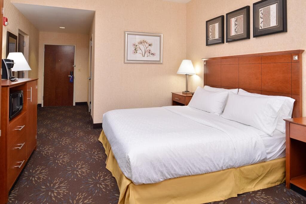 Holiday Inn Express & Suites West Chester by IHG
