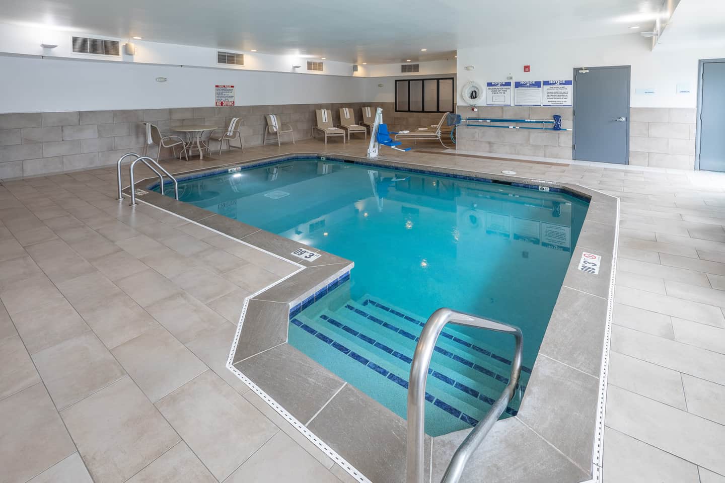 Holiday Inn Express & Suites Chicago West - St Charles