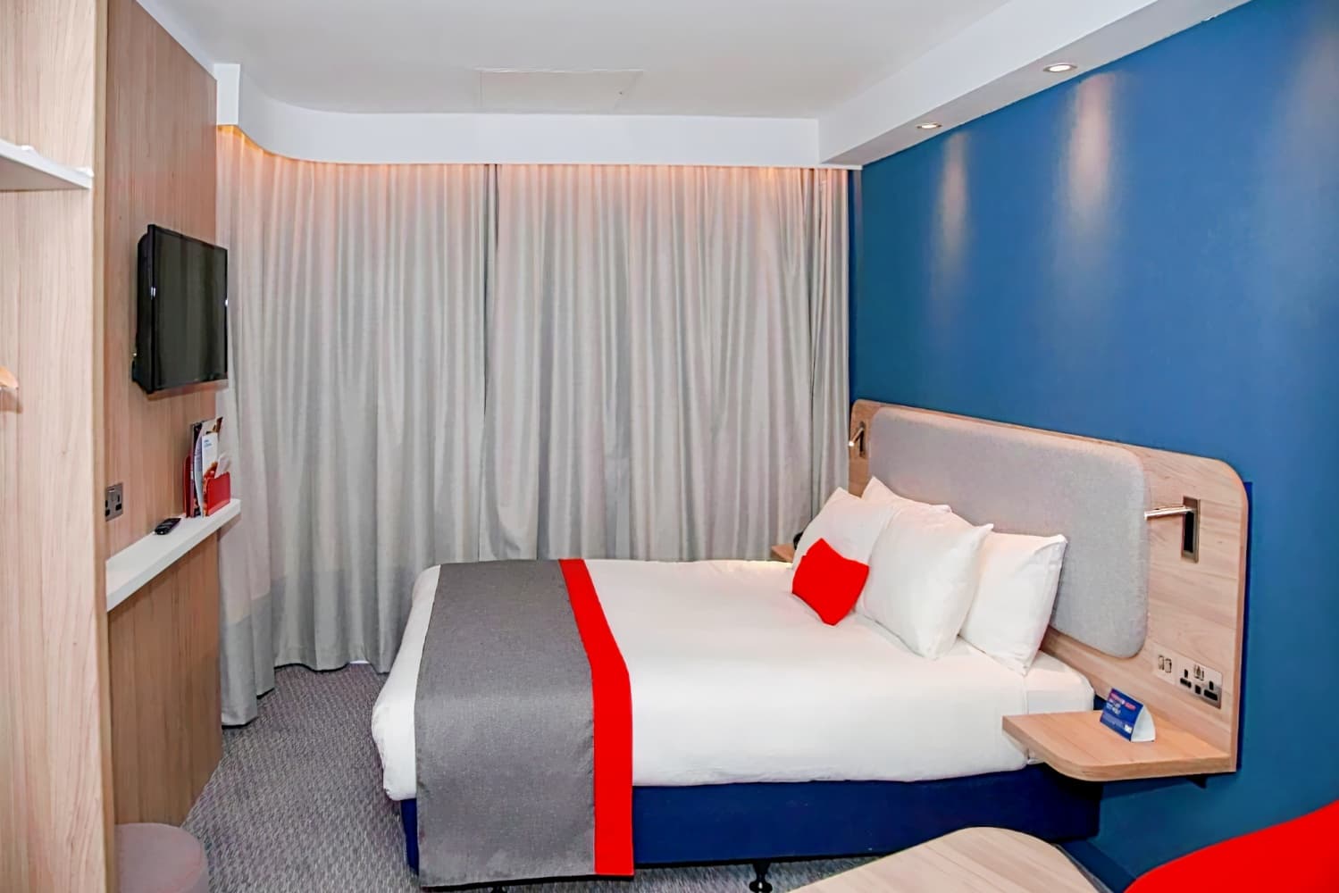 Holiday Inn Express Cardiff Bay