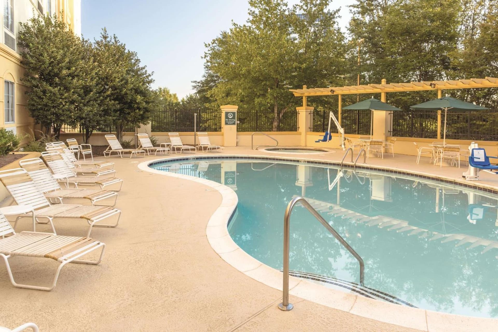 La Quinta Inn and Suites by Wyndham Atlanta Ballpark Galleria
