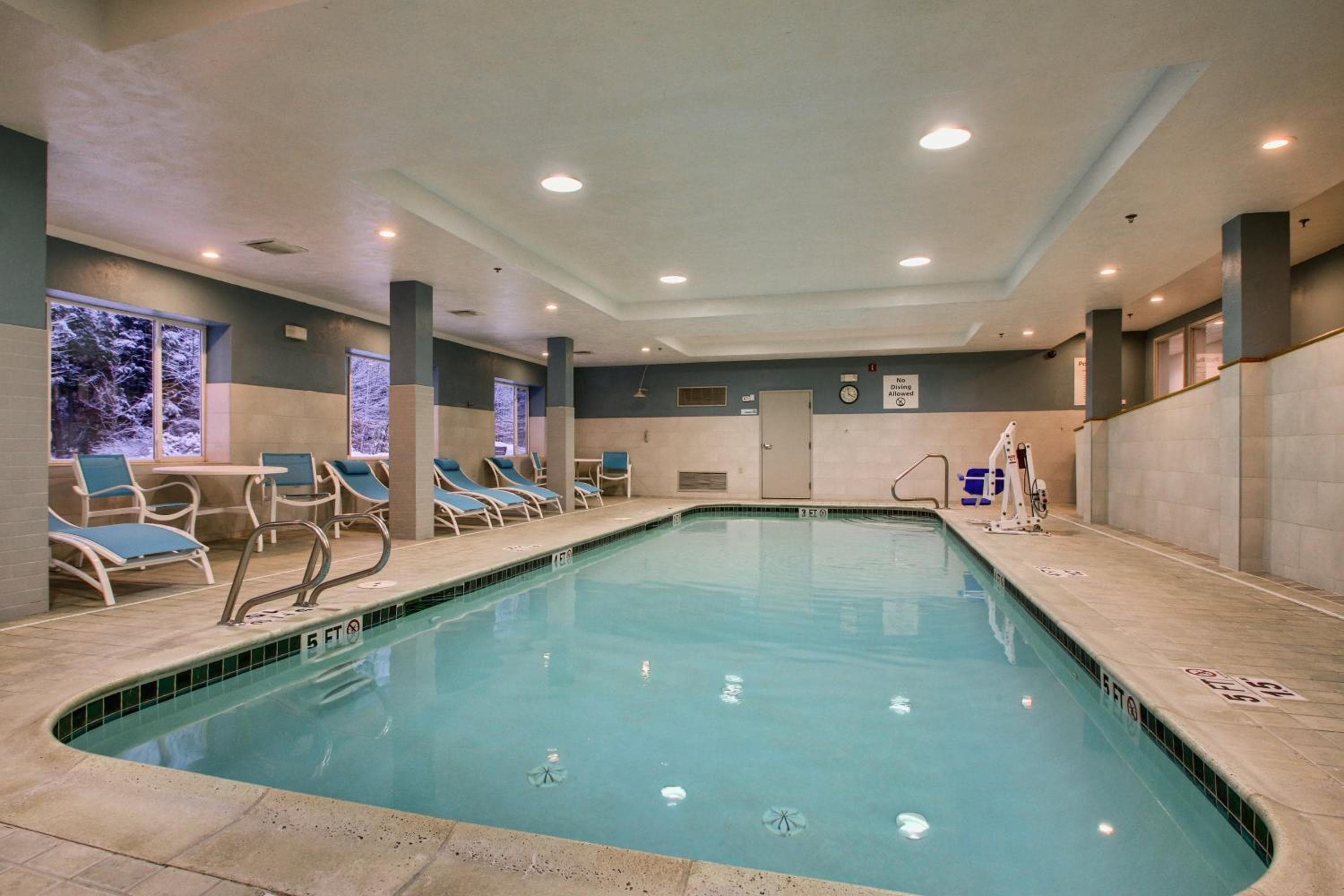 Holiday Inn Express & Suites - Lincoln East - White Mountains, an IHG Hotel