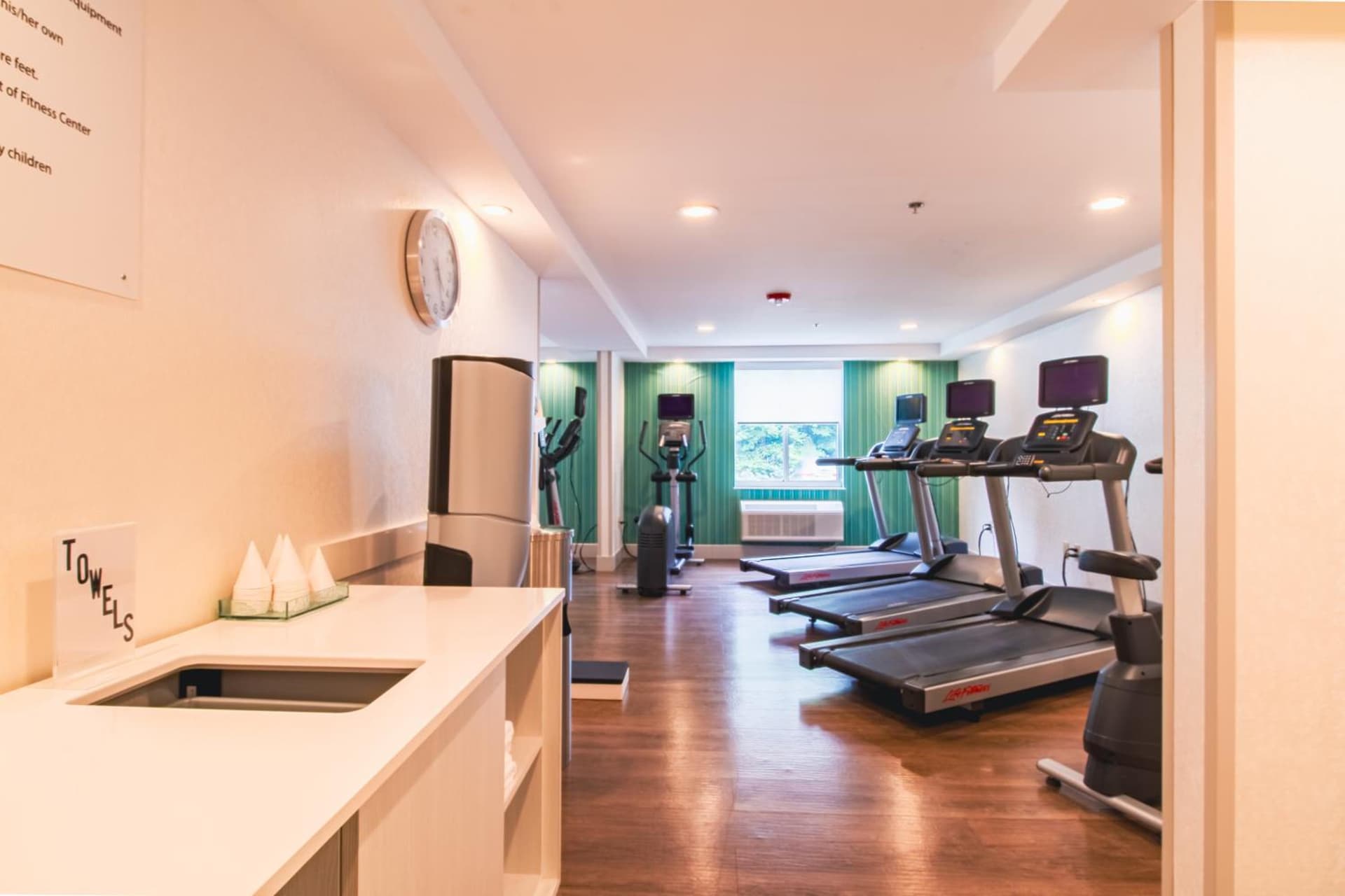 Holiday Inn Express & Suites - Lincoln East - White Mountains, an IHG Hotel