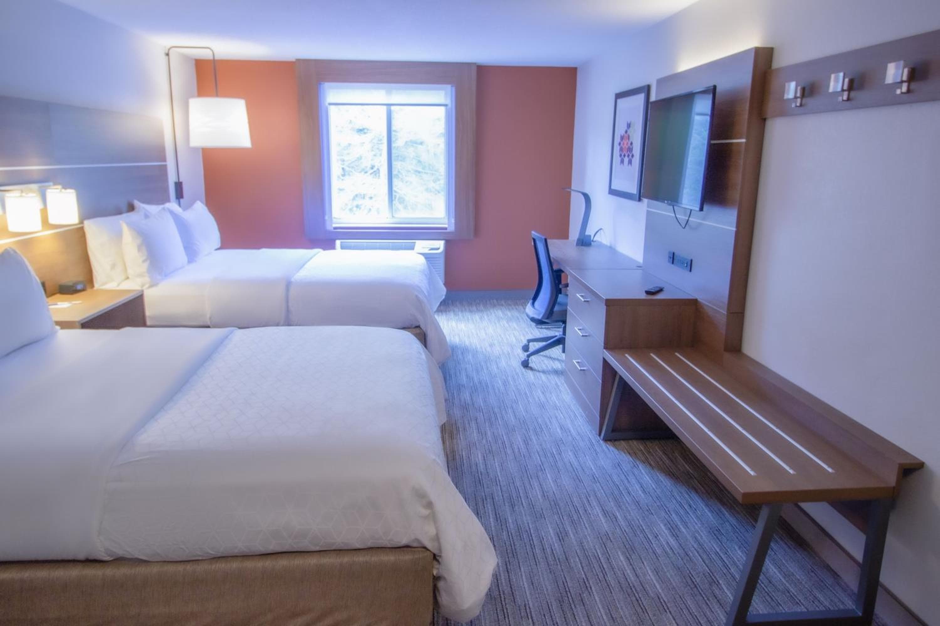 Holiday Inn Express & Suites - Lincoln East - White Mountains, an IHG Hotel