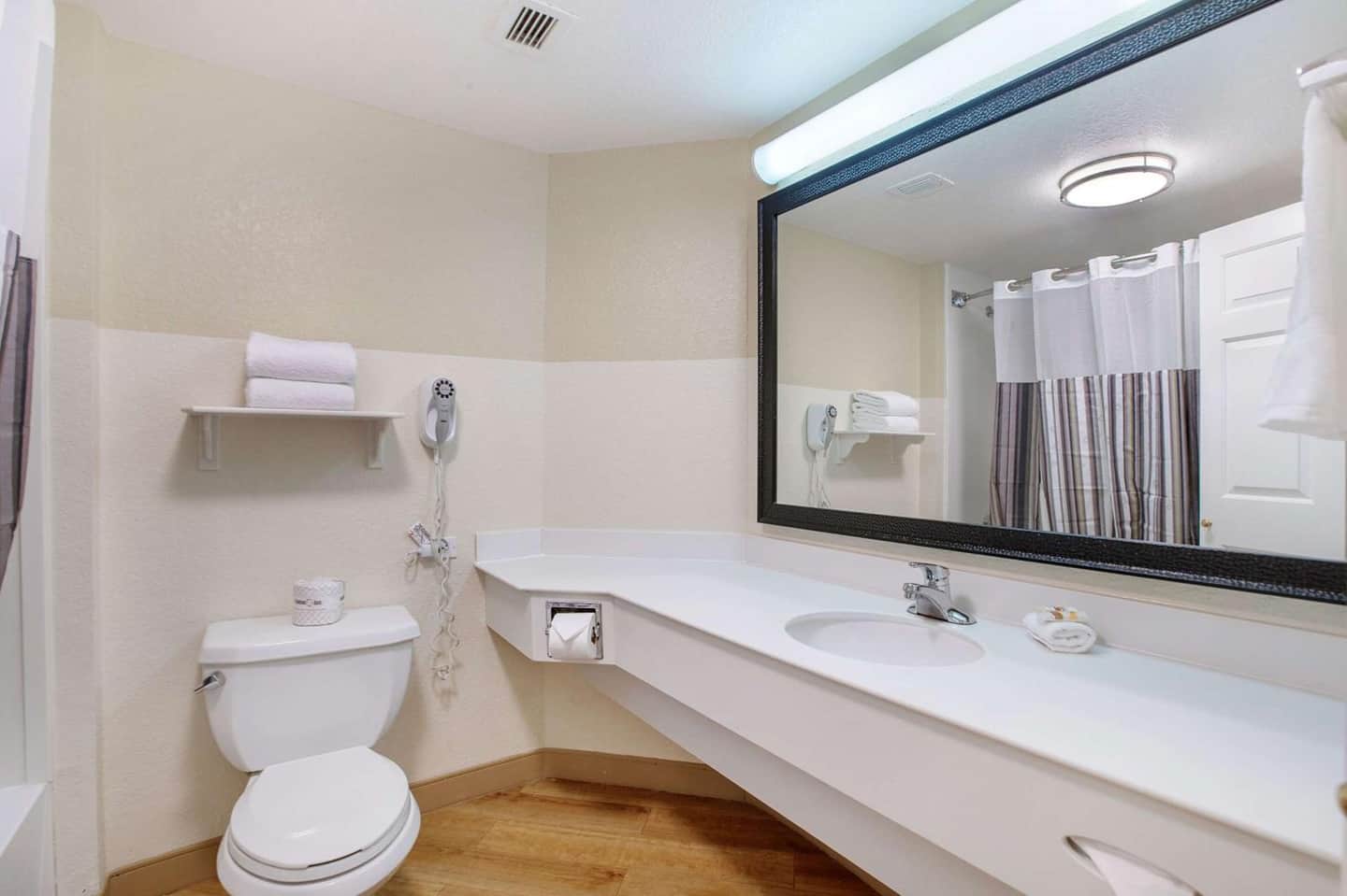 La Quinta Inn & Suites by Wyndham Ft. Lauderdale Airport