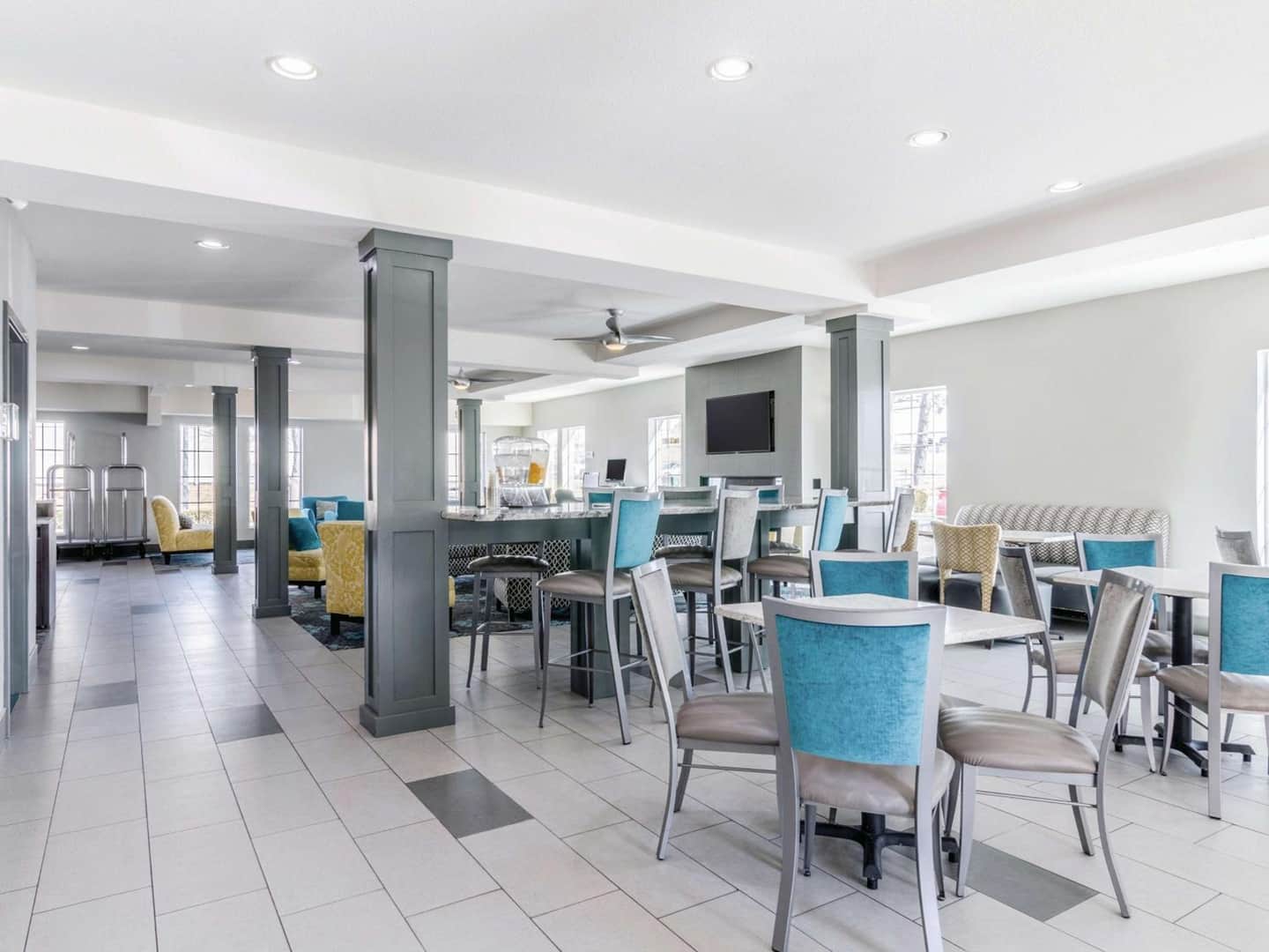 La Quinta Inn & Suites by Wyndham Kansas City Airport
