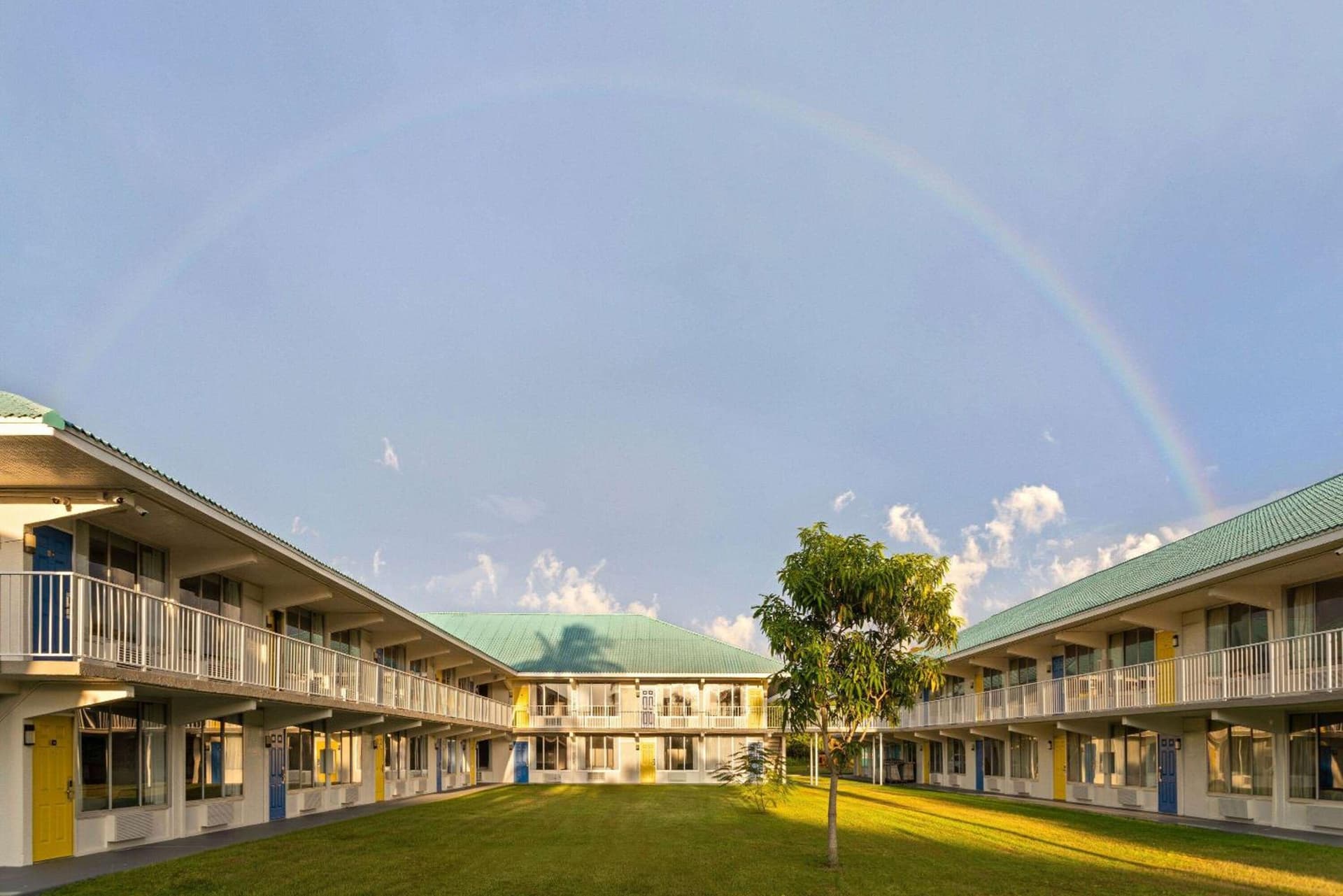 Days Inn & Suites by Wyndham Fort Pierce Midtown