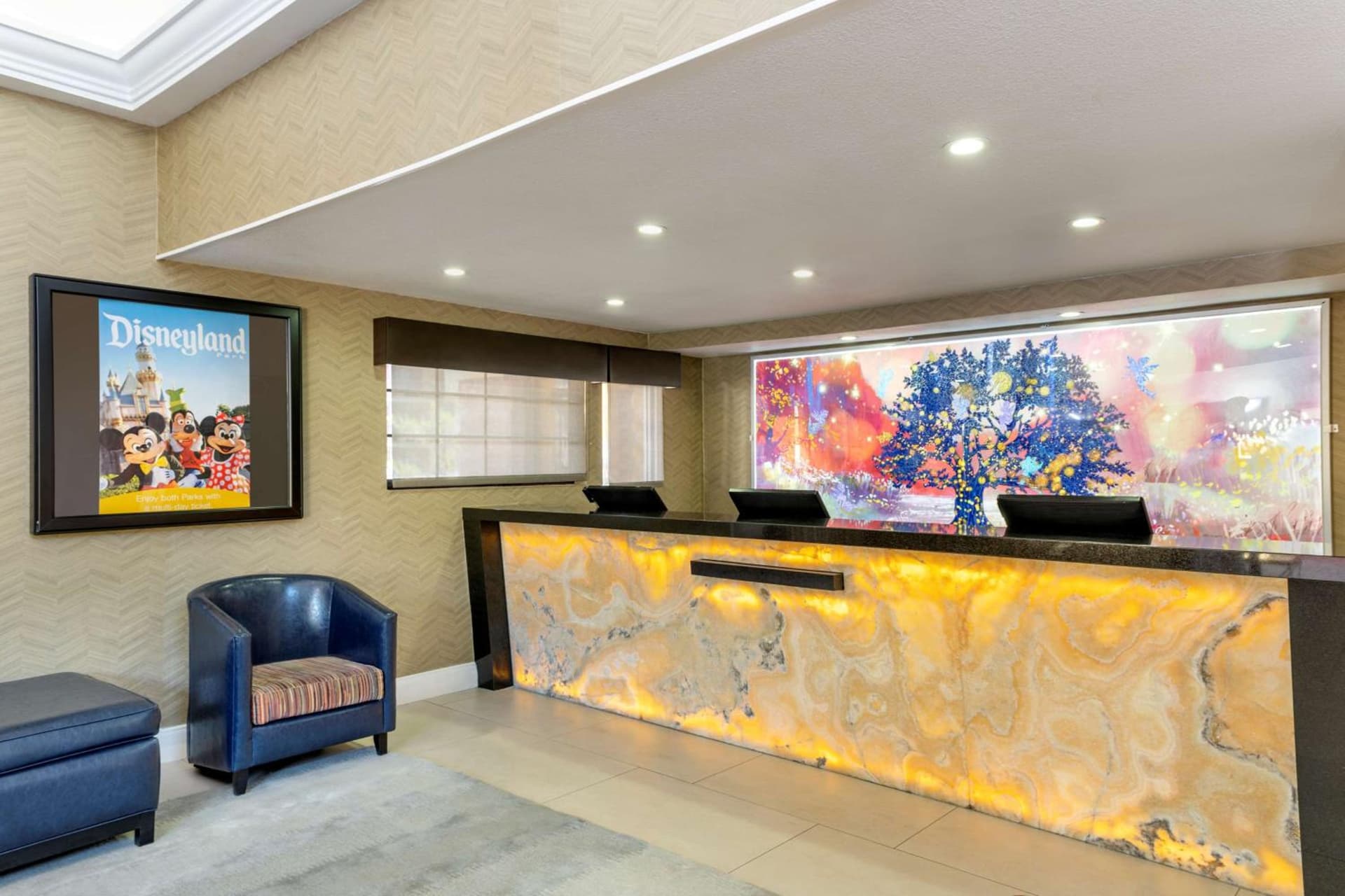 Best Western PLUS RAFFLES INN & SUITES