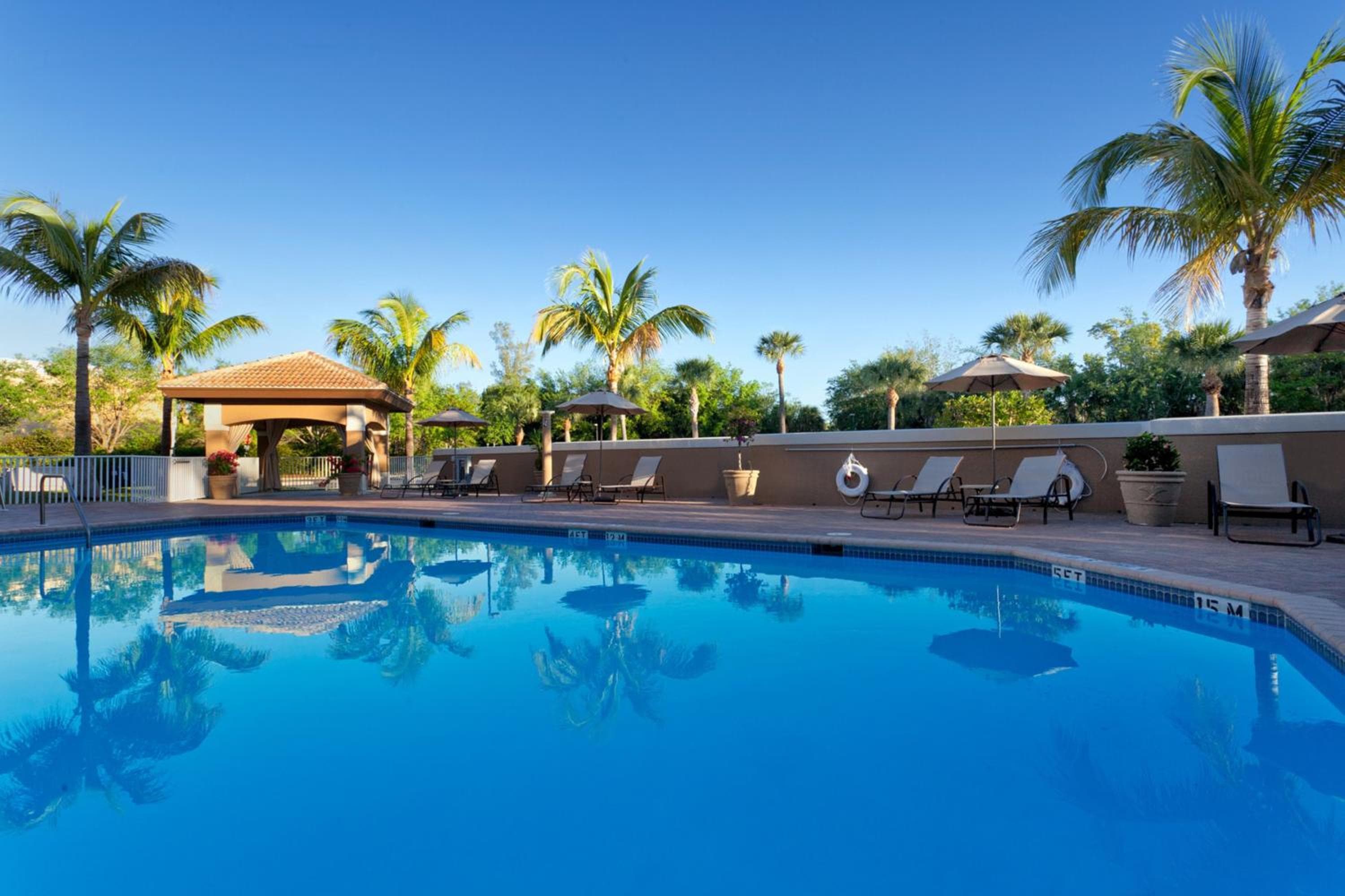 Holiday Inn Express & Suites - Naples Downtown - 5th Avenue