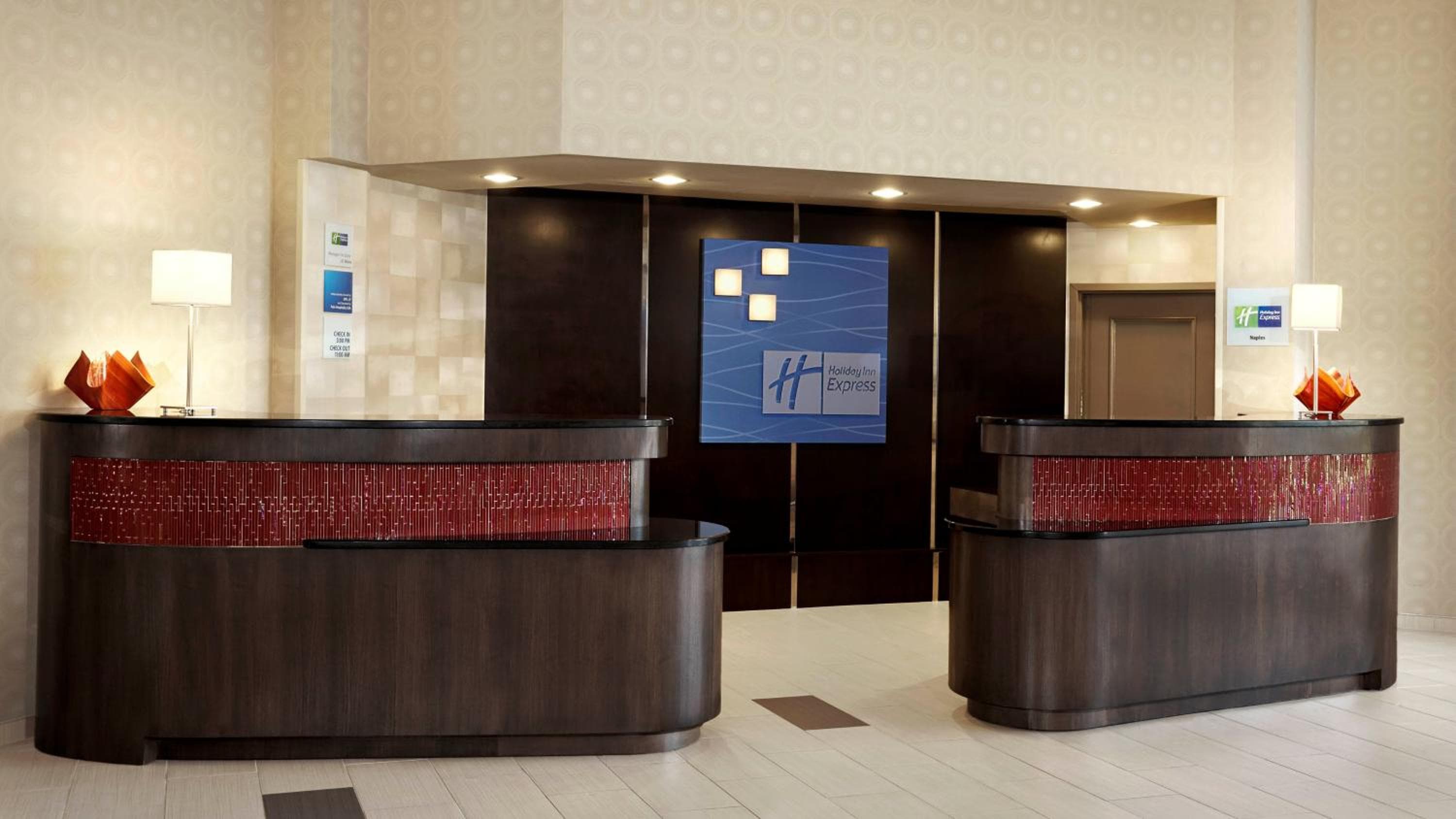 Holiday Inn Express & Suites - Naples Downtown - 5th Avenue