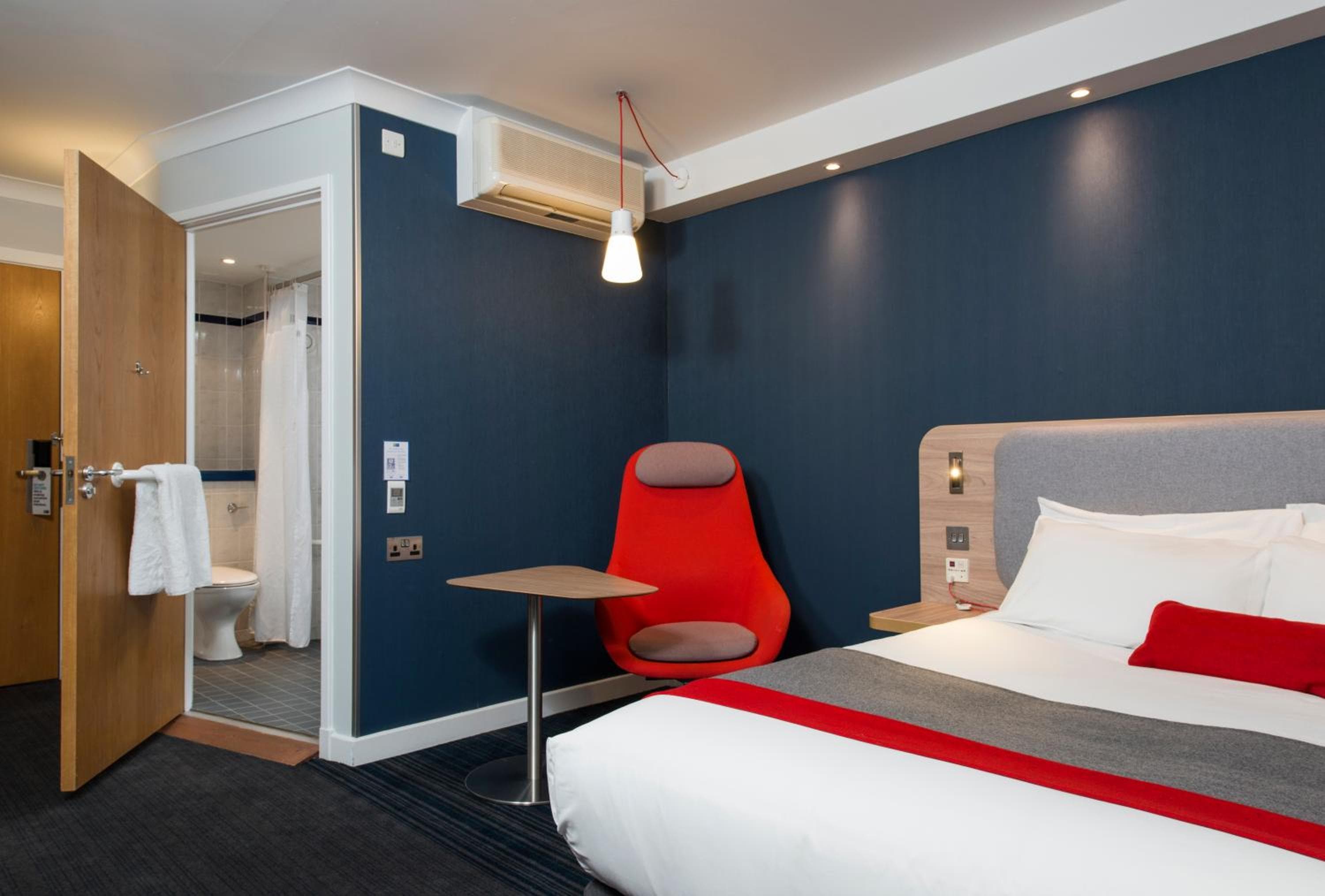 Holiday Inn Express London Luton Airport by IHG