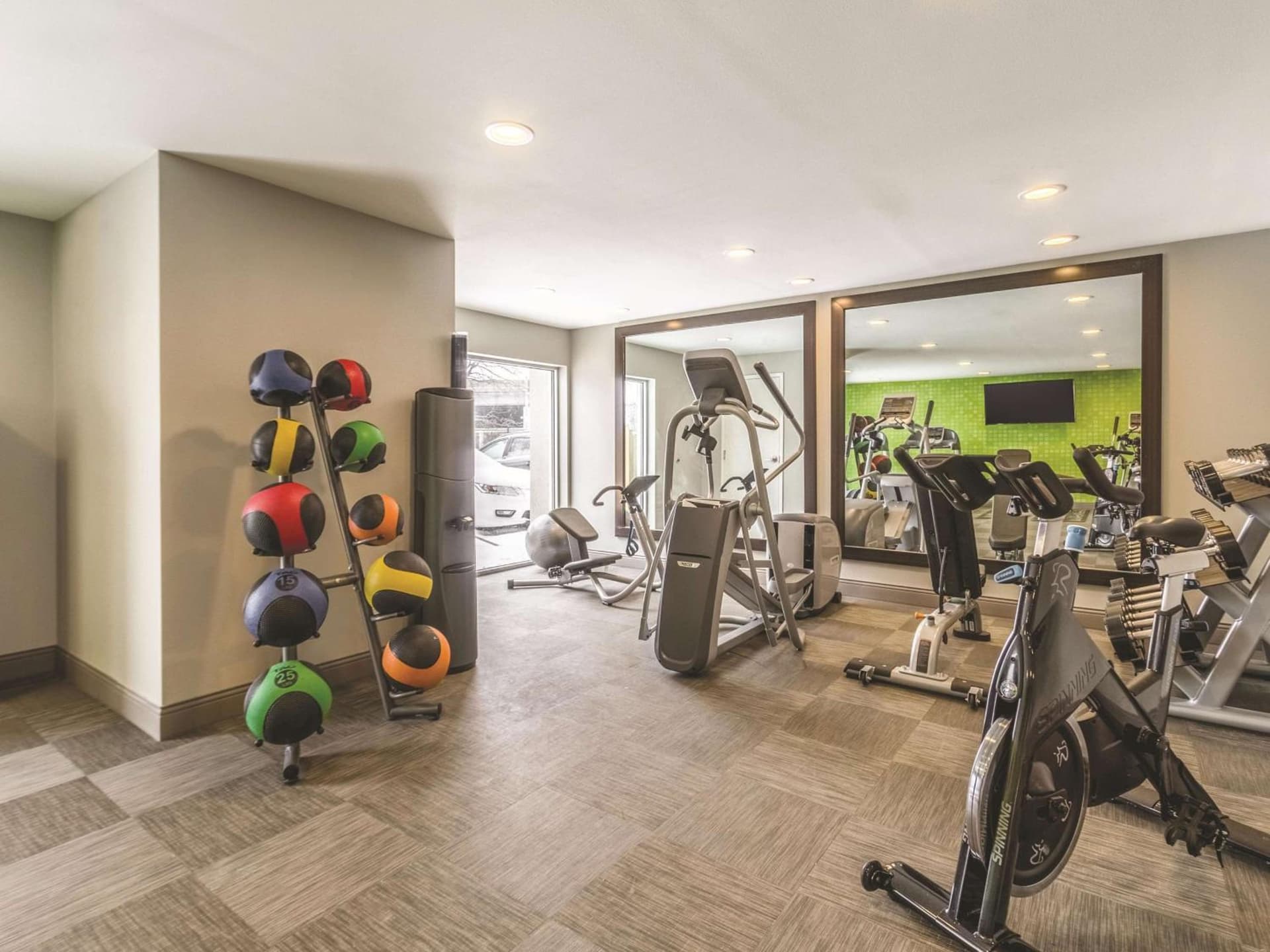 La Quinta Inn & Suites by Wyndham Cleveland - Airport North