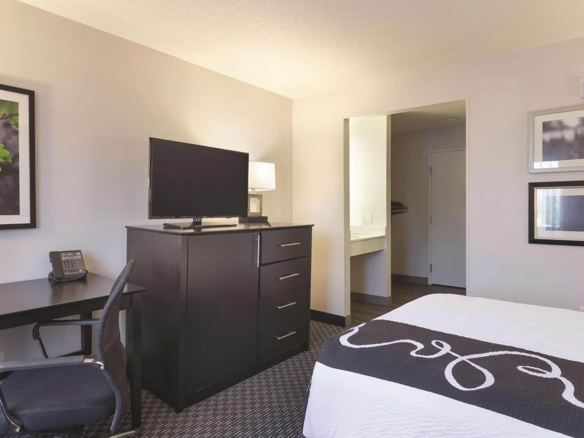 La Quinta Inn & Suites by Wyndham Cleveland - Airport North