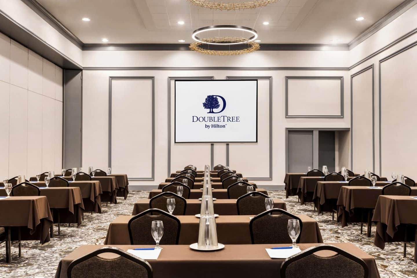 DoubleTree by Hilton Pointe Claire Montreal Airport West