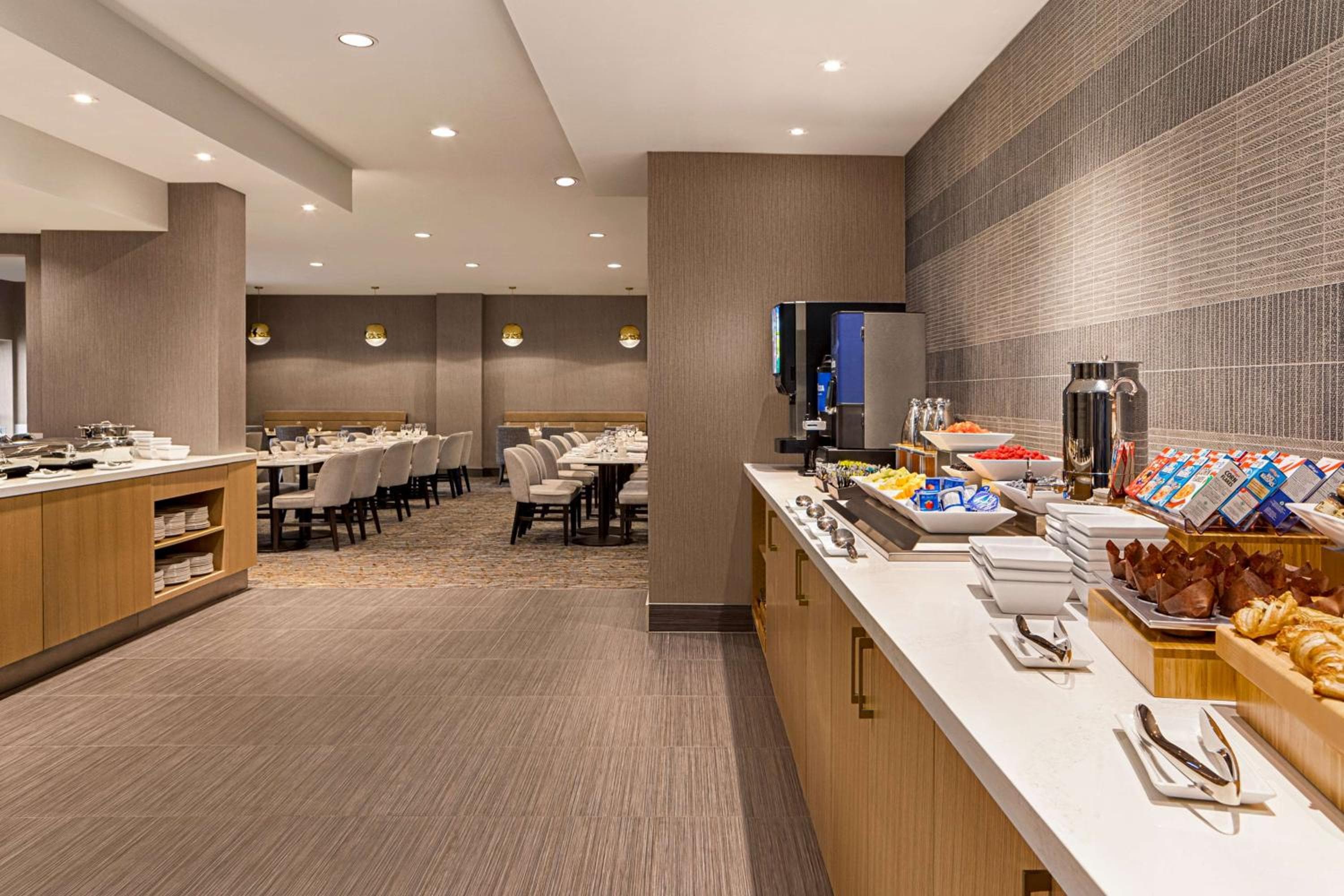 DoubleTree by Hilton Pointe Claire Montreal Airport West