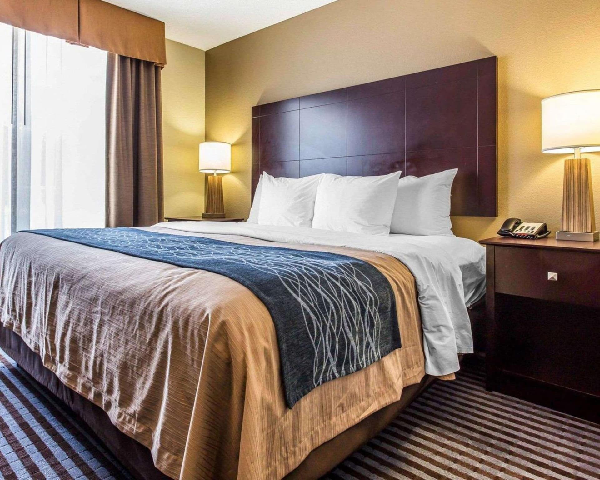 Comfort Inn & Suites – Ballpark Area