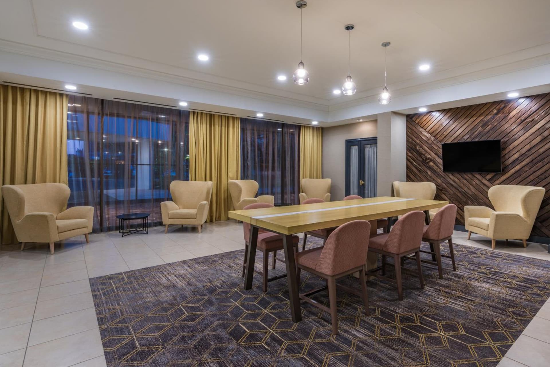 Holiday Inn and Suites Pittsfield-Berkshires