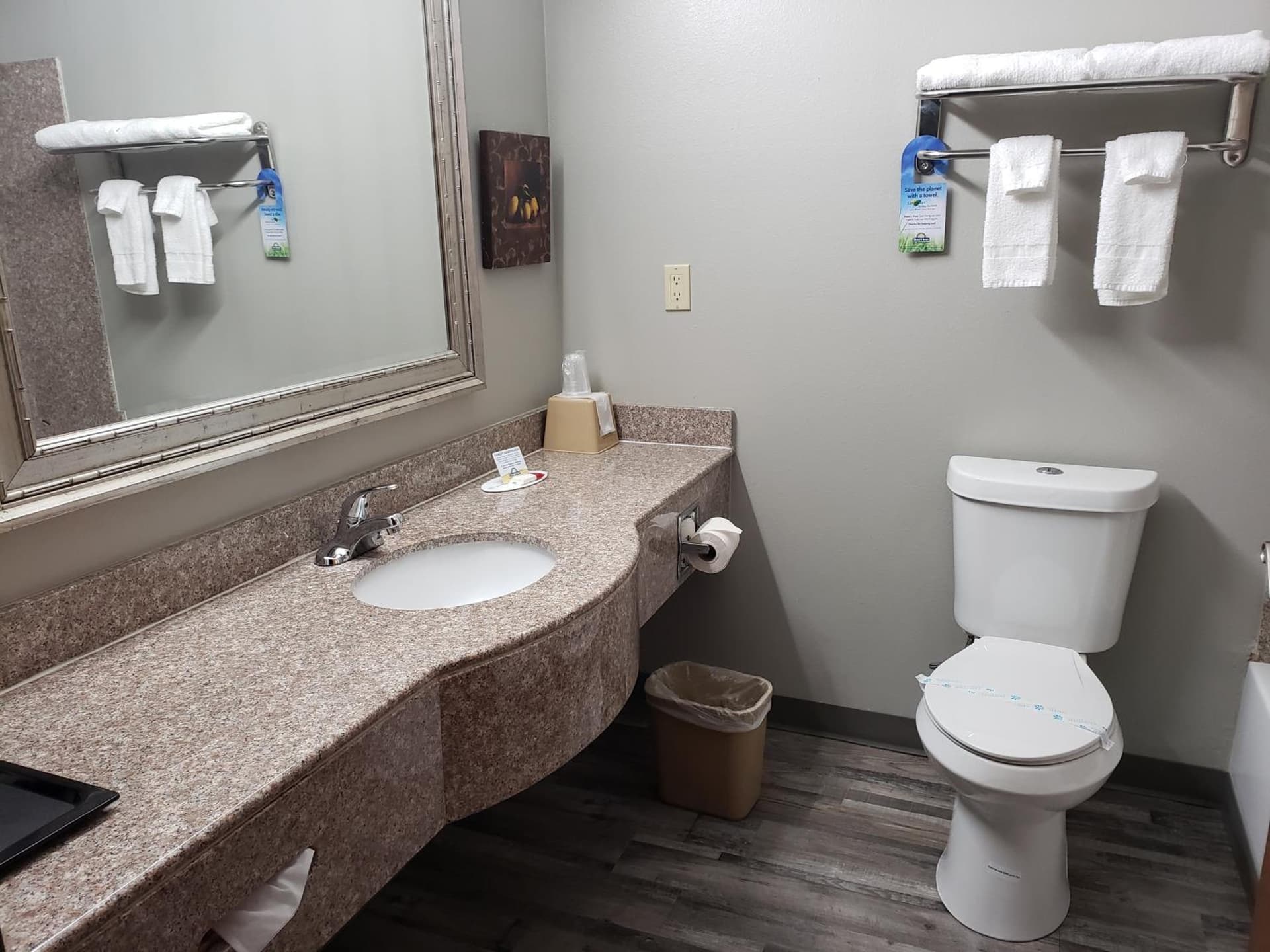 Days Inn & Suites by Wyndham Cleburne TX