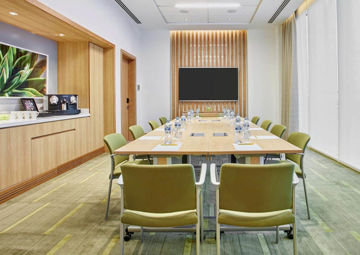 Hilton Garden Inn Dubai, Mall Avenue