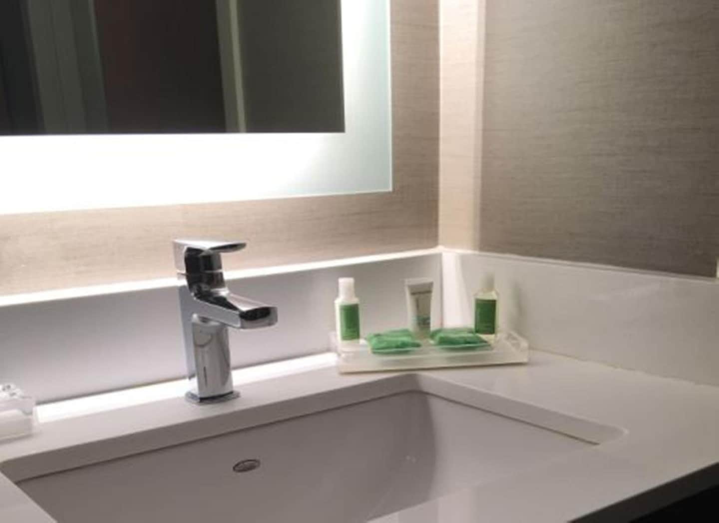 Holiday Inn Manchester Airport by IHG