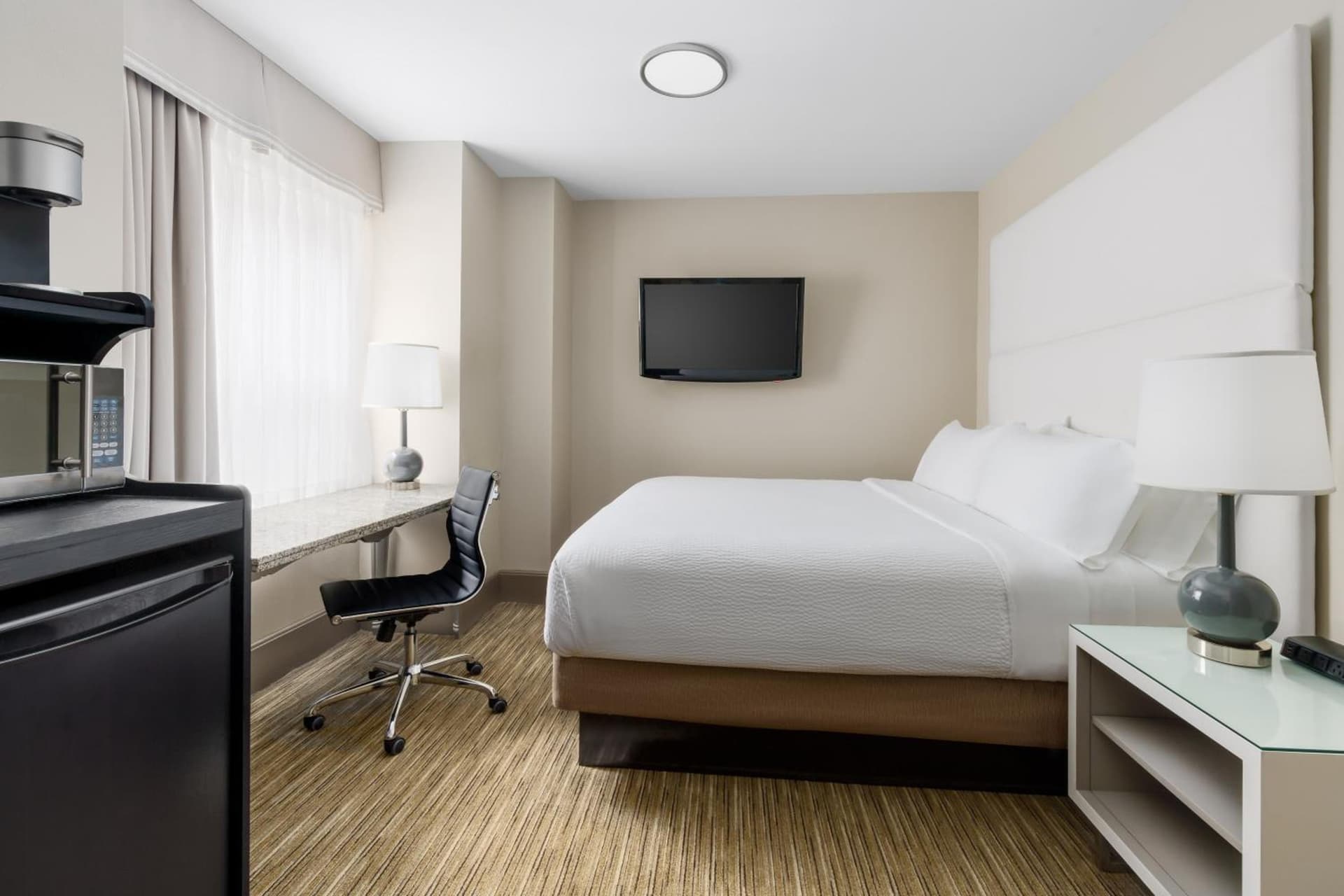 Hotel Cass, Holiday Inn Express (Chicago Magnificent Mile)