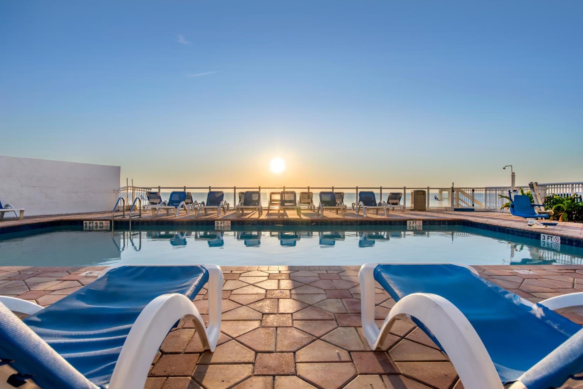 Tropical Winds Oceanfront Hotel