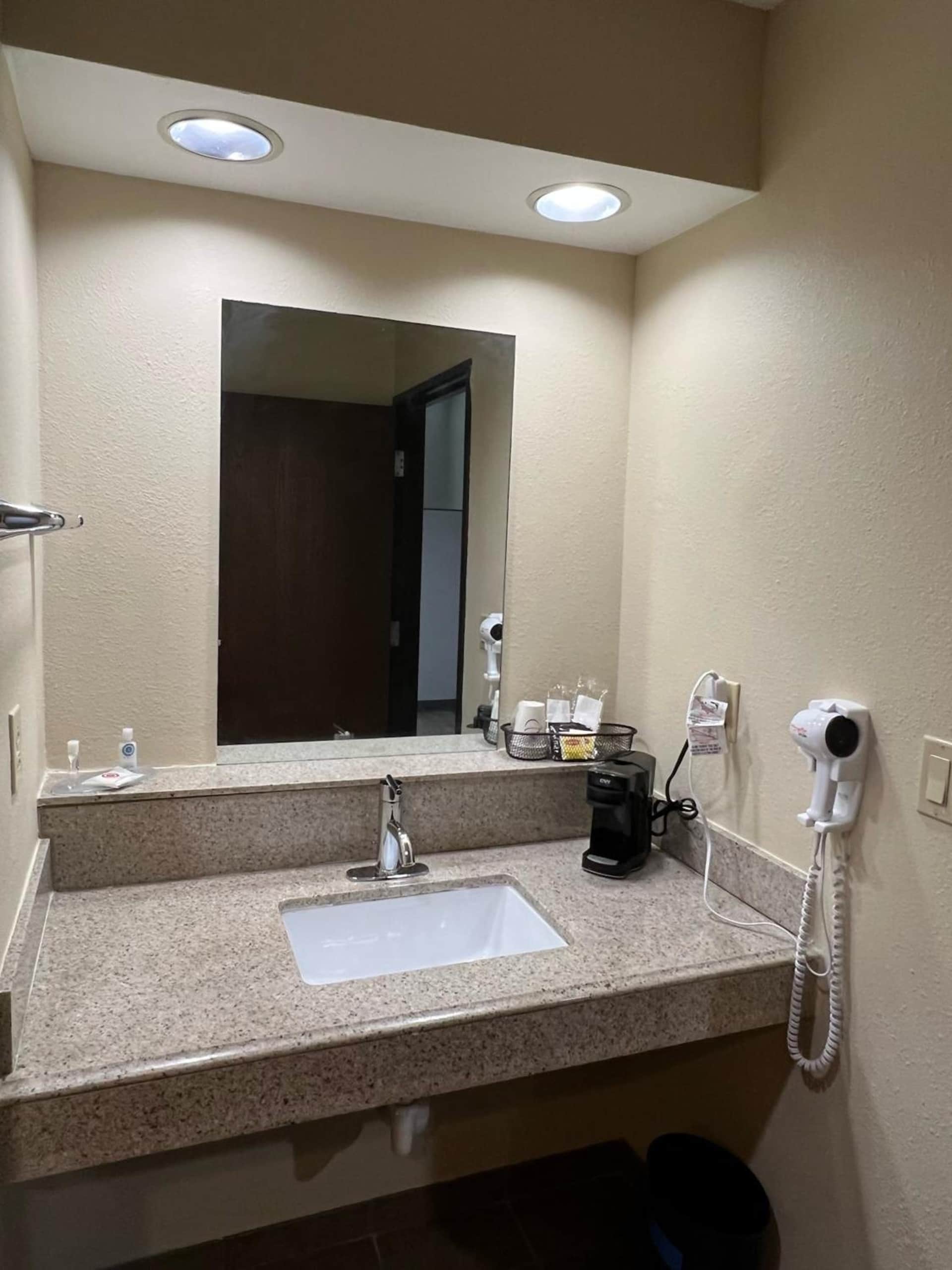 HomeTowne Studios & Suites by Red Roof Washington
