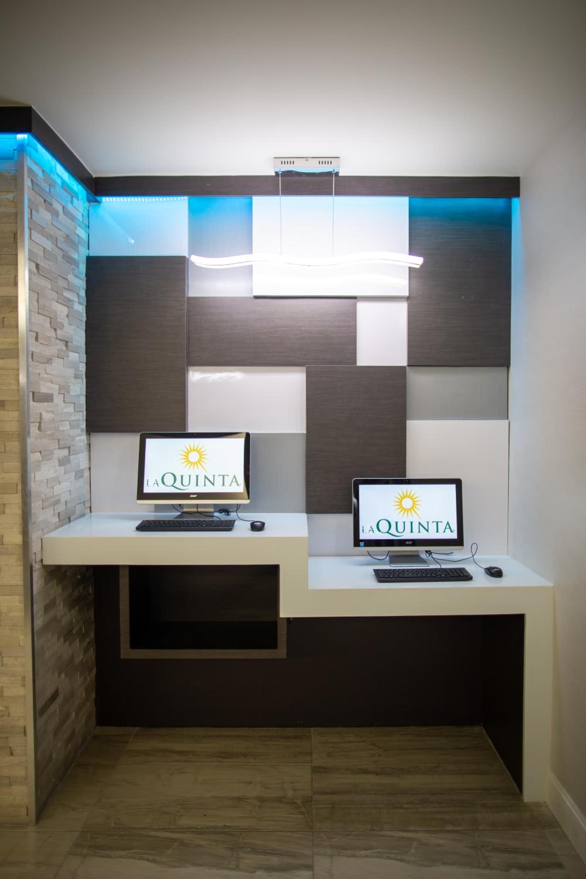 La Quinta Inn & Suites by Wyndham Houston East at Normandy