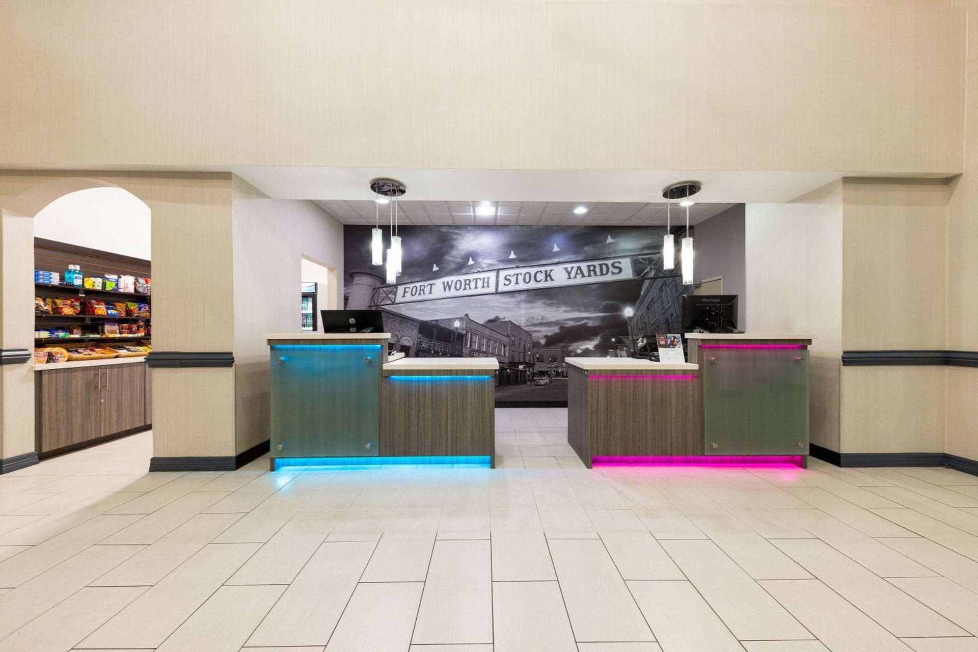 La Quinta Inn & Suites by Wyndham Ft. Worth - Forest Hill TX