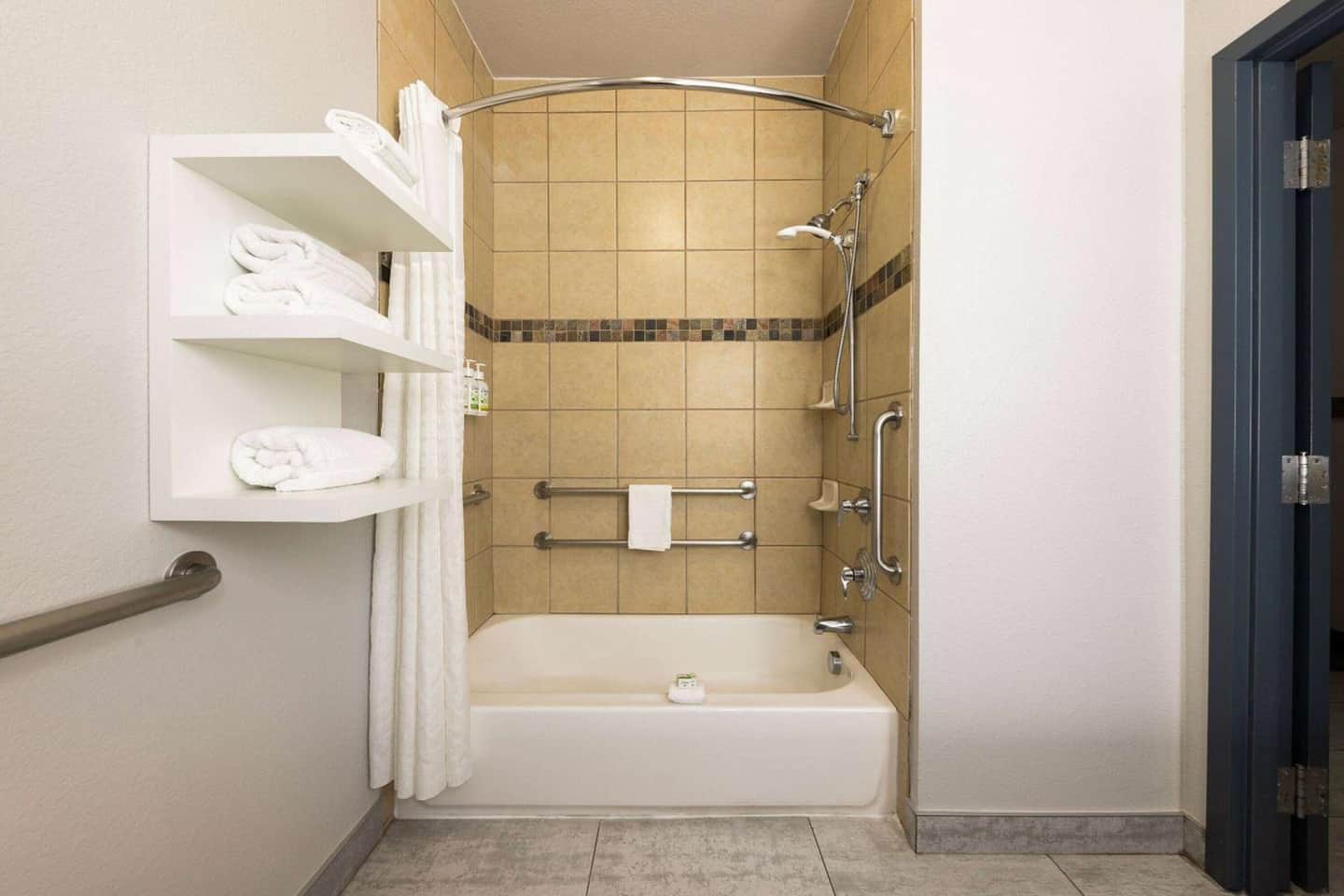 La Quinta Inn & Suites by Wyndham Ft. Worth - Forest Hill TX