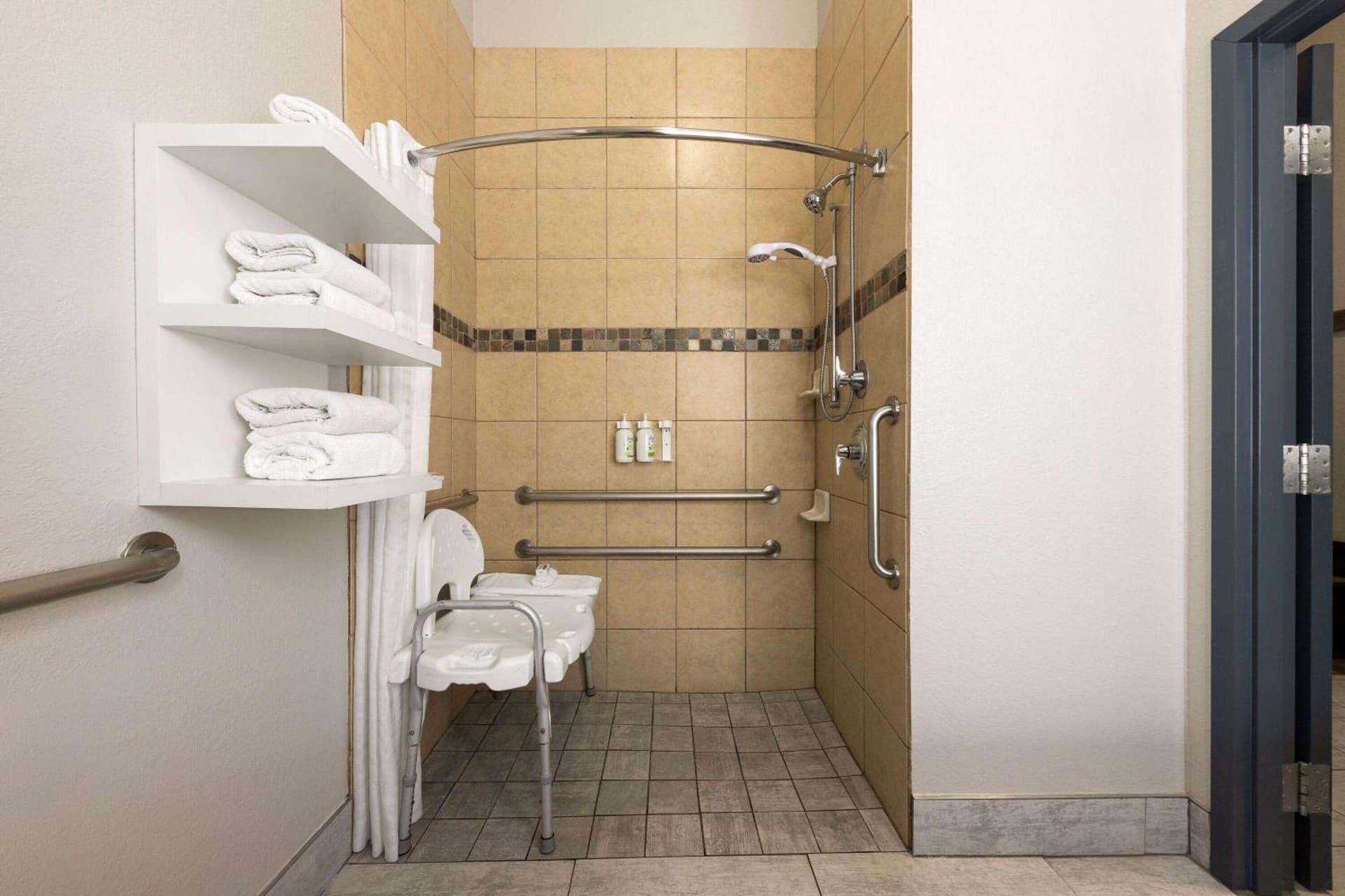 La Quinta Inn & Suites by Wyndham Ft. Worth - Forest Hill TX