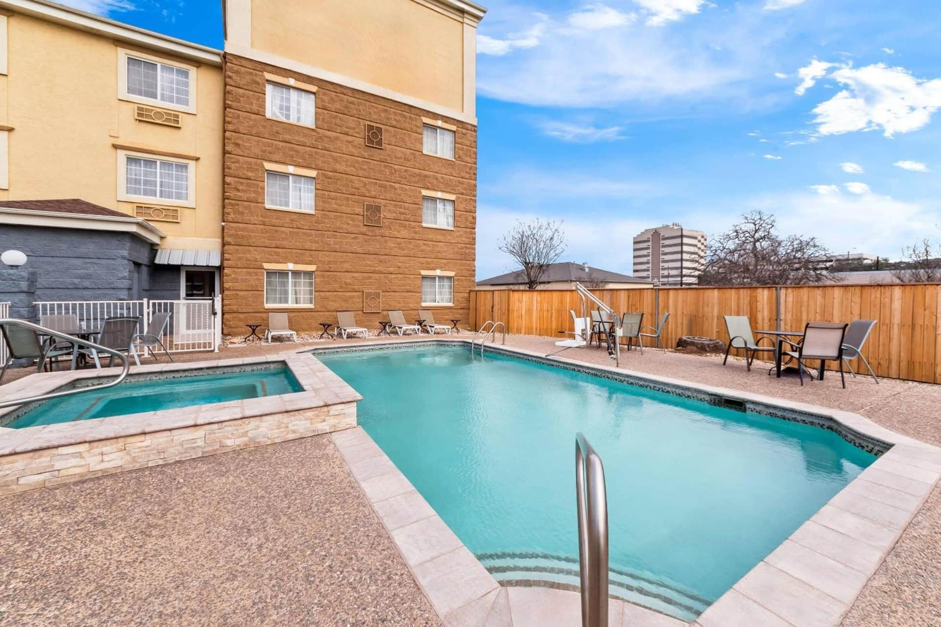 Quality Inn & Suites Airport North - Stone Oak
