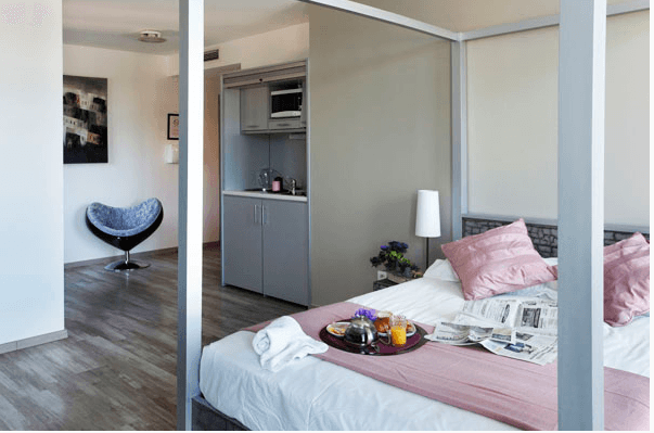 Adonis Adriana Carry le Rouet