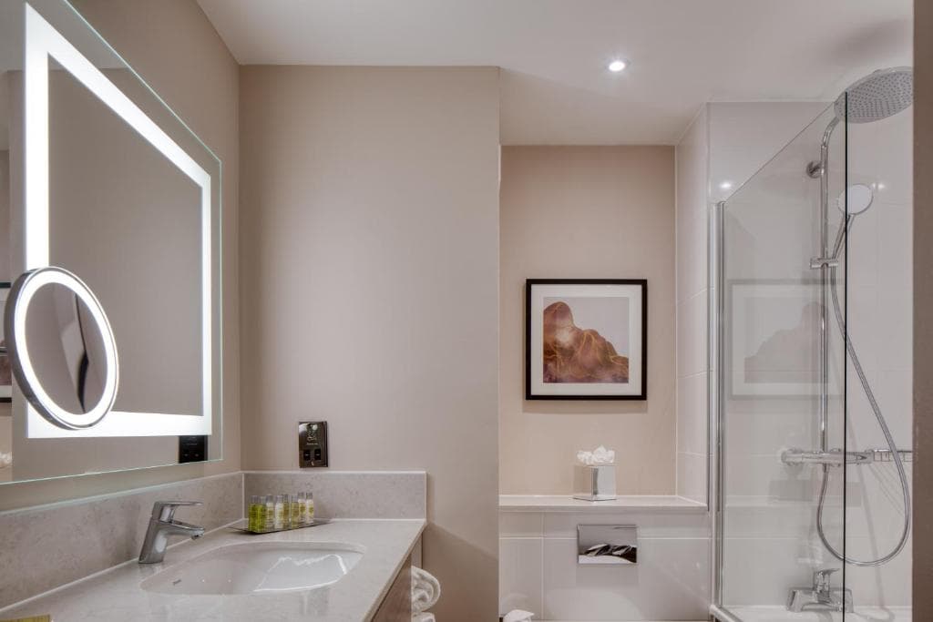 DoubleTree by Hilton Dartford Bridge