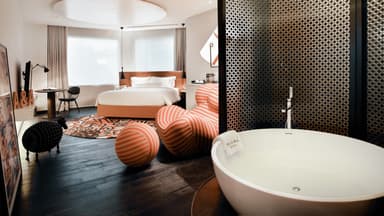 Hotel rooms with a private bathtub or Jacuzzi